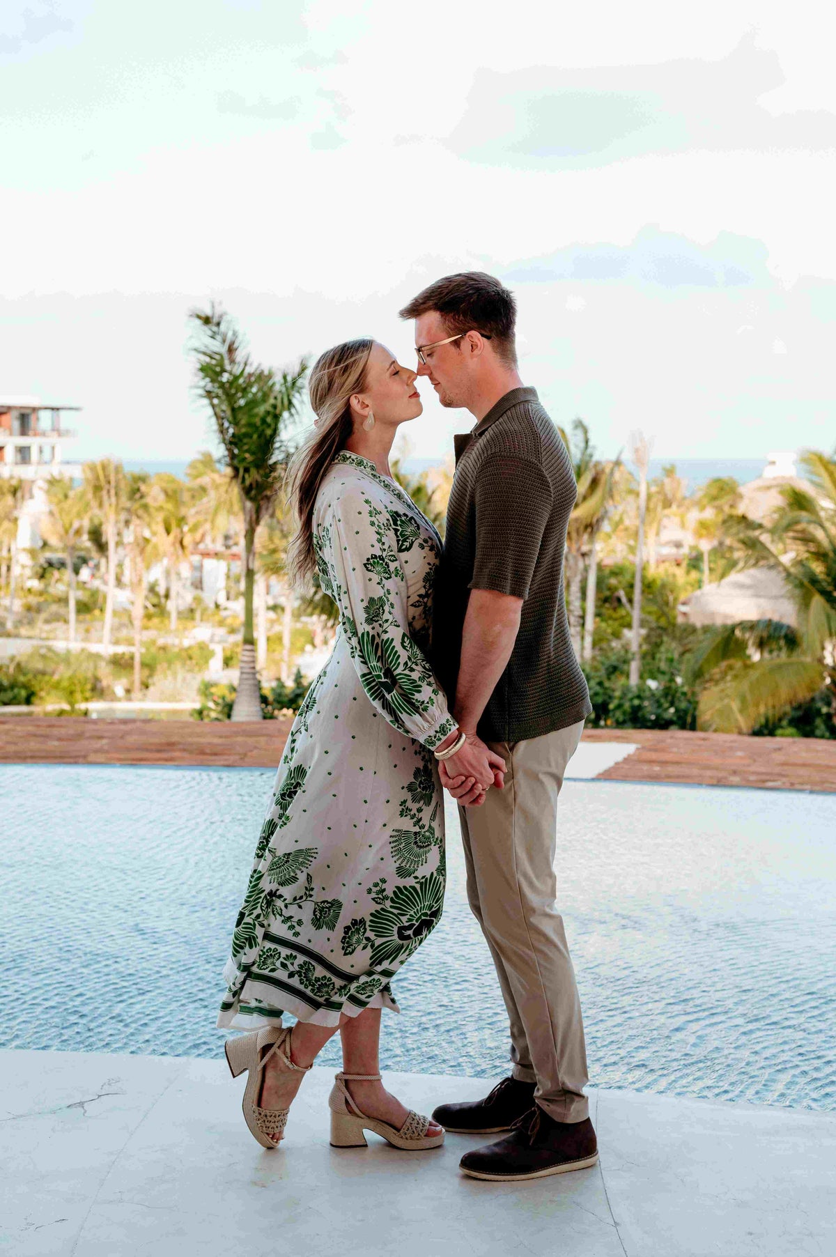 Photograph of couple embracing by the hotel pool, captured by a DreamArt photographer