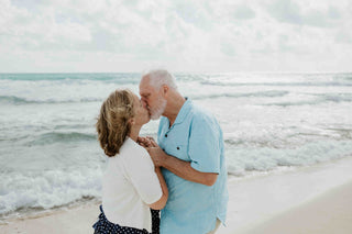 Photograph of a couple kissing on the beach, captured by a DreamArt photographer 