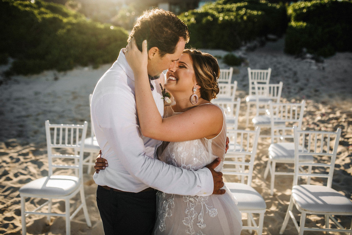 couple kiss on the beach