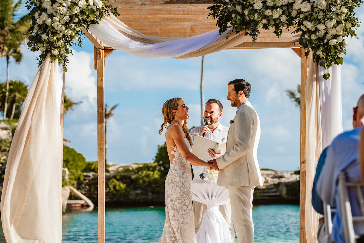 Couple saying their vows at their wedding in Mexico