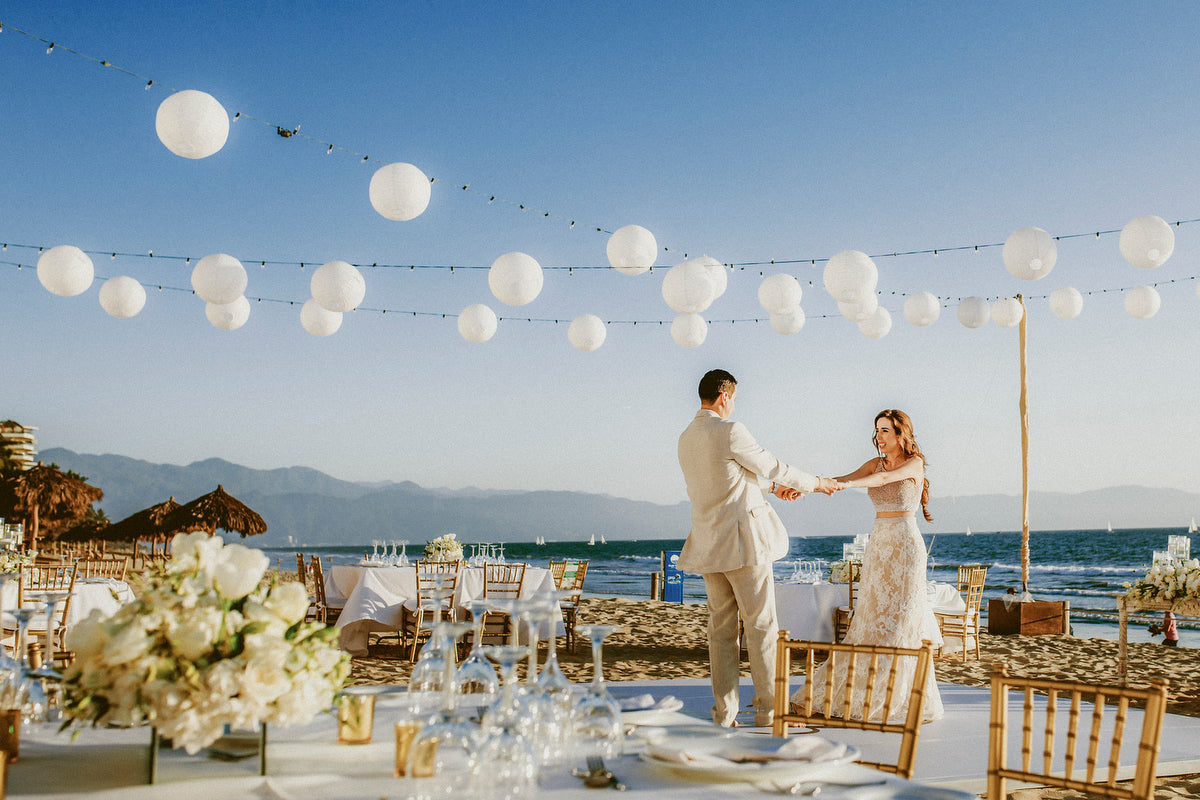 Couple dancing in the place of the reception at Vallarta beach