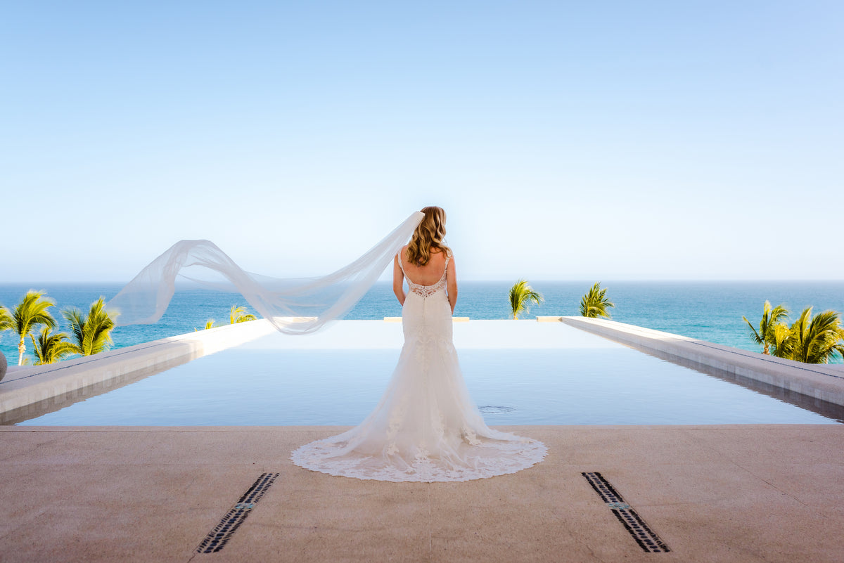 Portrait of the bride with the veil floating in Marquis Los Cabos