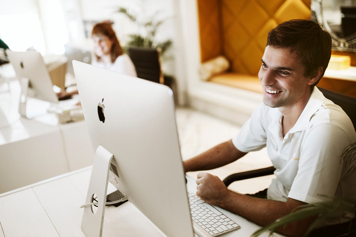 Francisco in front of the computer making the edition of the photoshoot