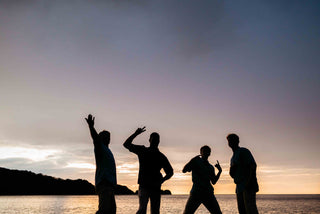 Image of a family dancing on the beach at sunset, posing for a DreamArt photographer, used for blog about Summer Trends 2025  