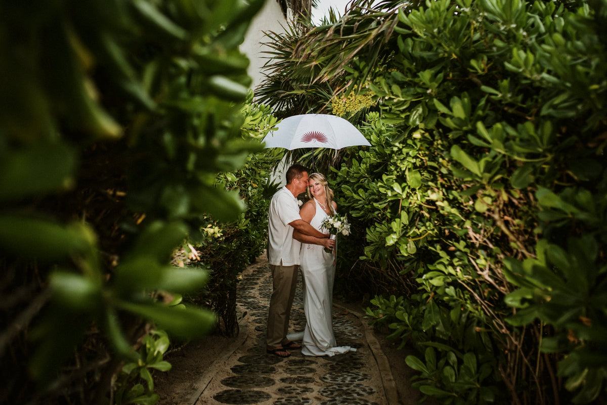 Couple portrait in a rainy day at Valentin Imperial Maya