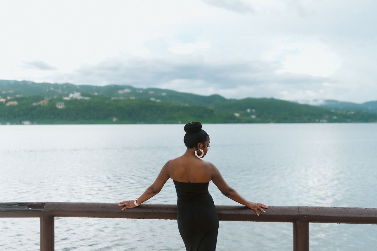 Wedding photoshoot with photographer in front of the ocean at Breathless Montego Bay spa & resort in Jamaica