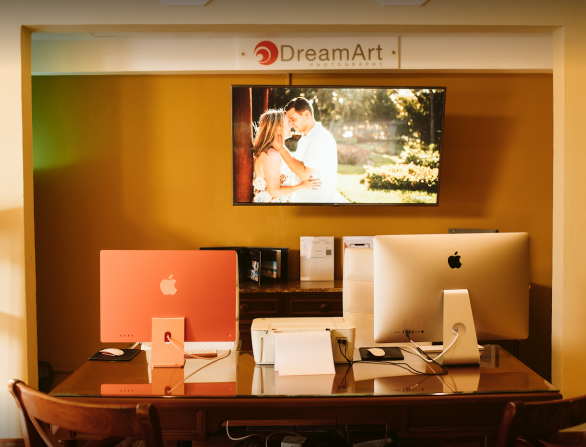 DreamArt Photography studio at Valentin Imperial Maya with photo editing stations and a couple on screen